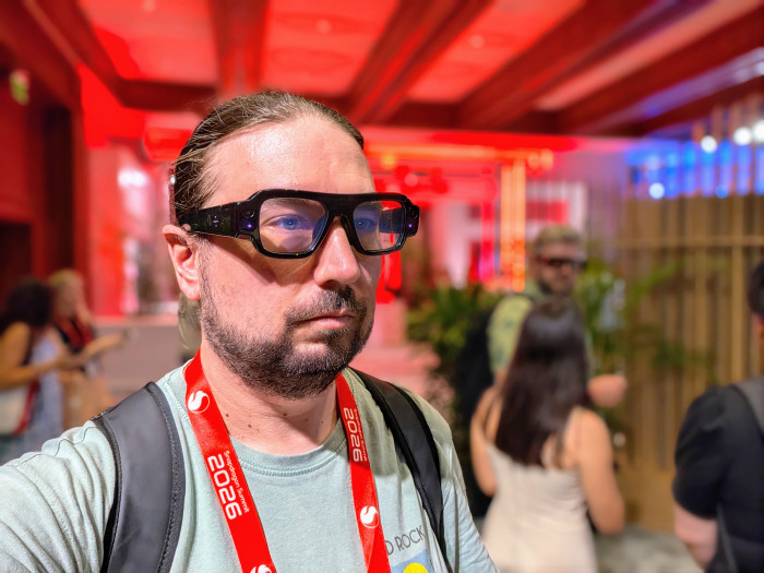 Die Snap Specs sind für eine AR-Brille recht kompakt, fallen aber immer noch auf. (Bild: Tobias Költzsch/Golem)