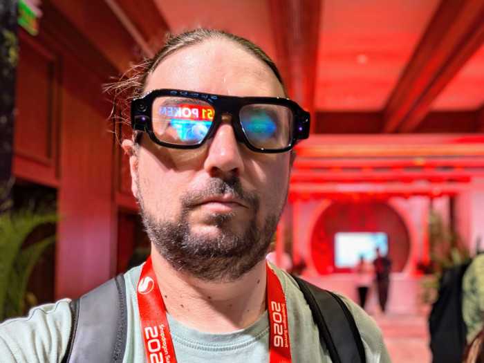 Schaut man von vorn auf die Specs, sind Bildschirminhalte zu erahnen. (Bild: Tobias Költzsch/Golem)