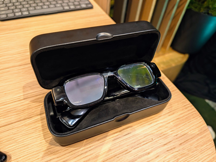 Die Specs werden in einem Ladeetui aufgeladen. Eine Akkuladung reicht für vier Stunden Betriebszeit. (Bild: Tobias Költzsch/Golem)