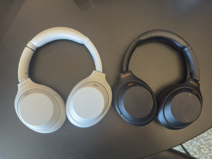 Links der neue WH-1000XM4C, rechts der alte WH-1000XM4 (Bild: Ingo Pakalski/Golem)