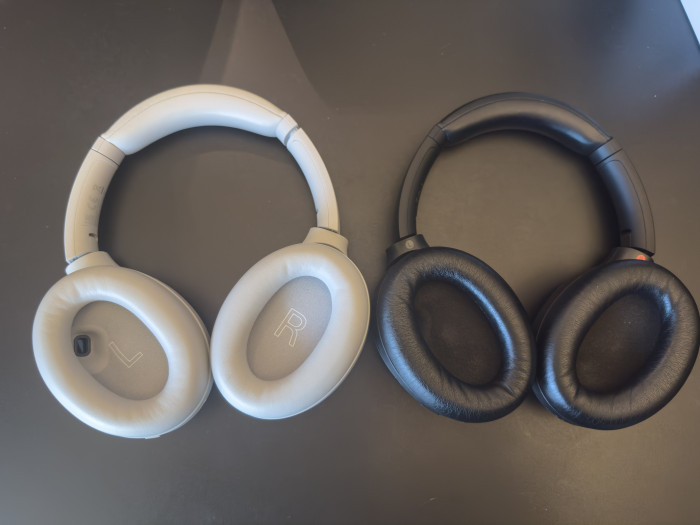 Links der neue WH-1000XM4C, rechts der alte WH-1000XM4 (Bild: Ingo Pakalski/Golem)