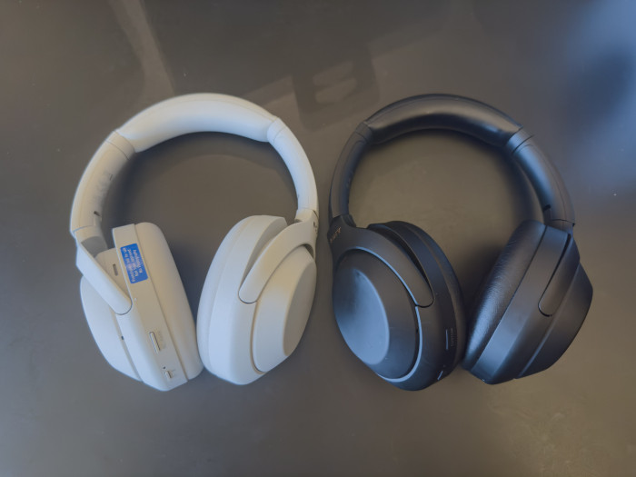 Links der neue WH-1000XM4C, rechts der alte WH-1000XM4 (Bild: Ingo Pakalski/Golem)