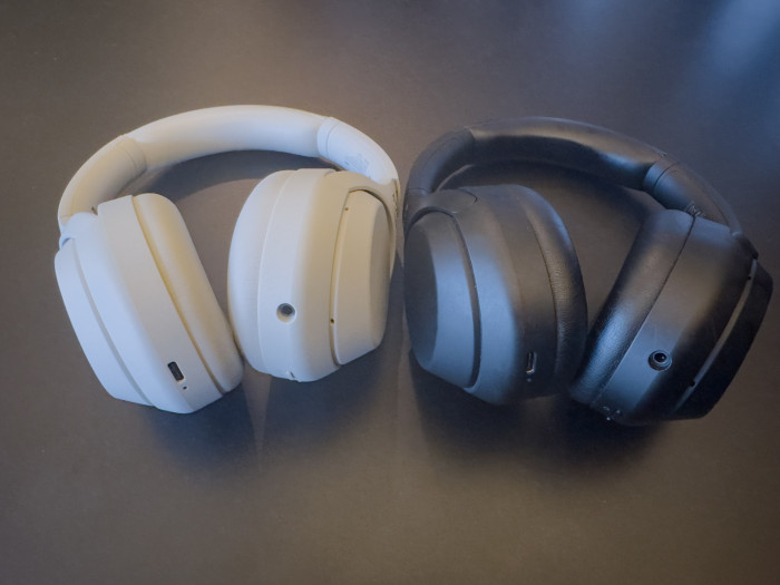 Links der neue WH-1000XM4C, rechts der alte WH-1000XM4 (Bild: Ingo Pakalski/Golem)