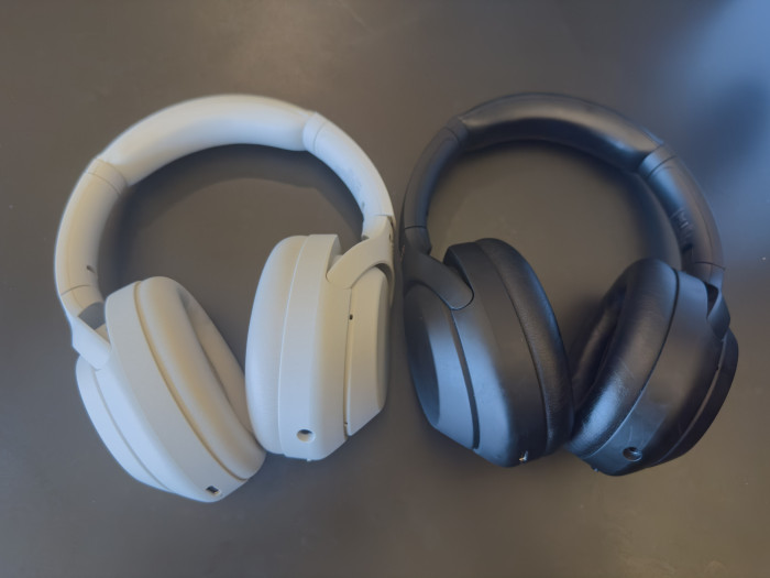 Links der neue WH-1000XM4C, rechts der alte WH-1000XM4 (Bild: Ingo Pakalski/Golem)