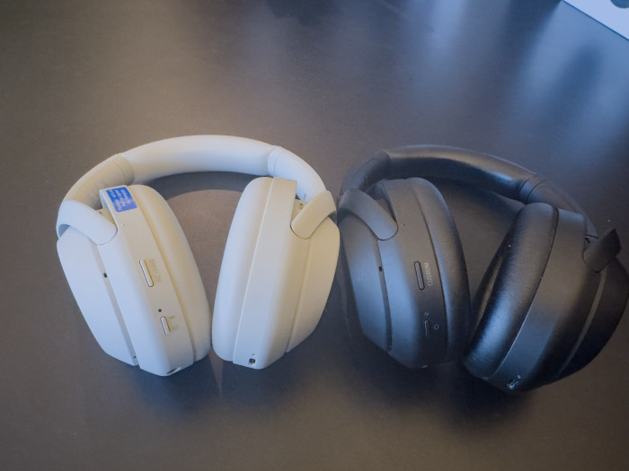 Links der neue WH-1000XM4C, rechts der alte WH-1000XM4 (Bild: Ingo Pakalski/Golem)