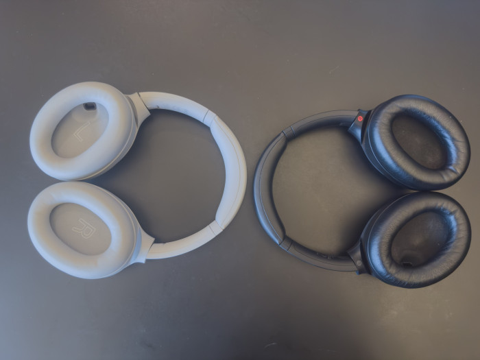 Links der neue WH-1000XM4C, rechts der alte WH-1000XM4 (Bild: Ingo Pakalski/Golem)