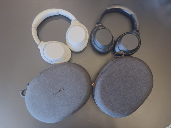 Links der neue WH-1000XM4C mit verändertem Etui, rechts der alte WH-1000XM4 mit dem alten Etui (Bild: Ingo Pakalski/Golem)