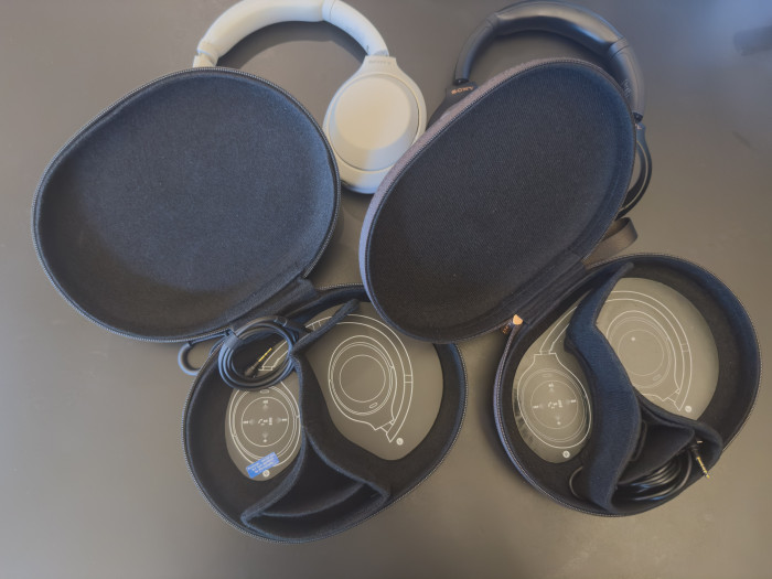 Links der neue WH-1000XM4C mit verändertem Etui, rechts der alte WH-1000XM4 mit dem alten Etui (Bild: Ingo Pakalski/Golem)