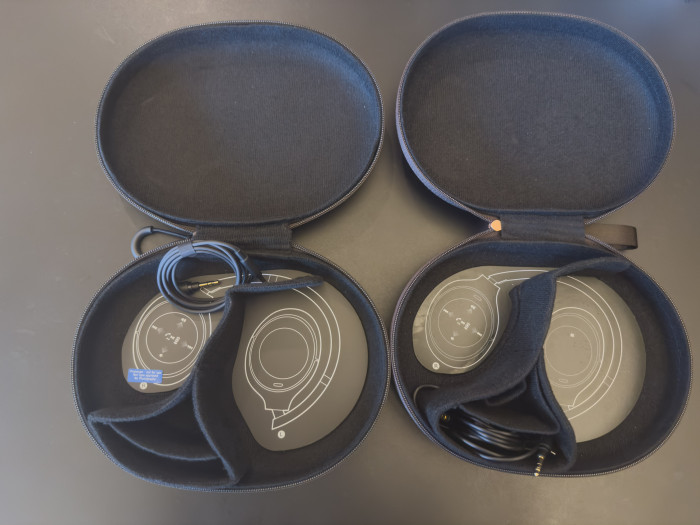 Links das Etui des neuen WH-1000XM4C, rechts das Etui des alten WH-1000XM4 (Bild: Ingo Pakalski/Golem)