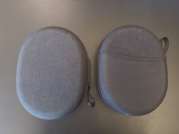 Links das Etui des neuen WH-1000XM4C, rechts das Etui des alten WH-1000XM4 (Bild: Ingo Pakalski/Golem)