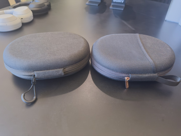 Links das Etui des neuen WH-1000XM4C, rechts das Etui des alten WH-1000XM4 (Bild: Ingo Pakalski/Golem)