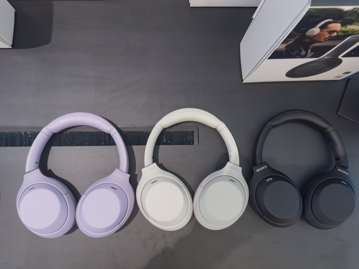 In diesen drei Farben kommt Sonys neuer WH-1000XM4C auf den Markt. (Bild: Ingo Pakalski/Golem)
