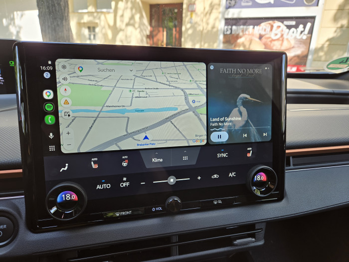 Auf dem zentralen Display haben wir fast ausschließlich Android Auto oder Apple Carplay verwendet. (Bild: Tobias Költzsch/Golem)