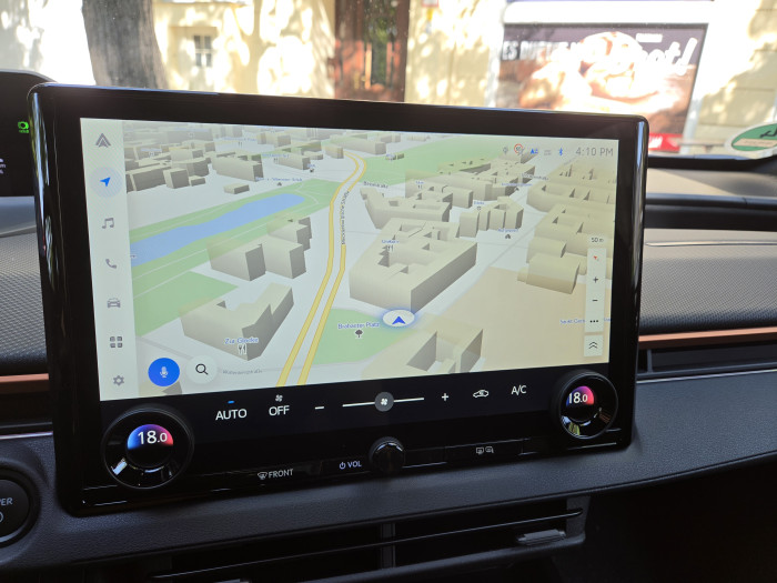 Subaru verwendet Toyotas Infotainment-System, das sehr spartanisch ist. Die Navigation hat keine gute Ladeplanung und ist umständlich zu bedienen. (Bild: Tobias Költzsch/Golem)