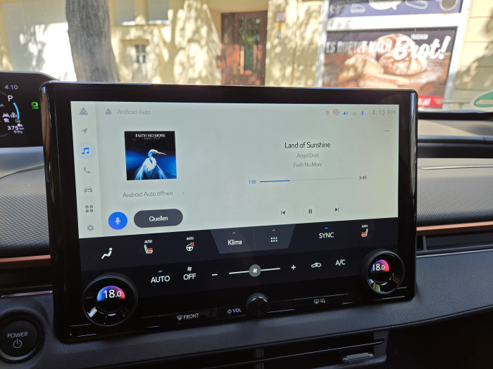 Apps gibt es nicht für das Infotainmentsystem des Uncharted - Musik wird über Bluetooth vom Smartphone wiedergegeben. (Bild: Tobias Költzsch/Golem)
