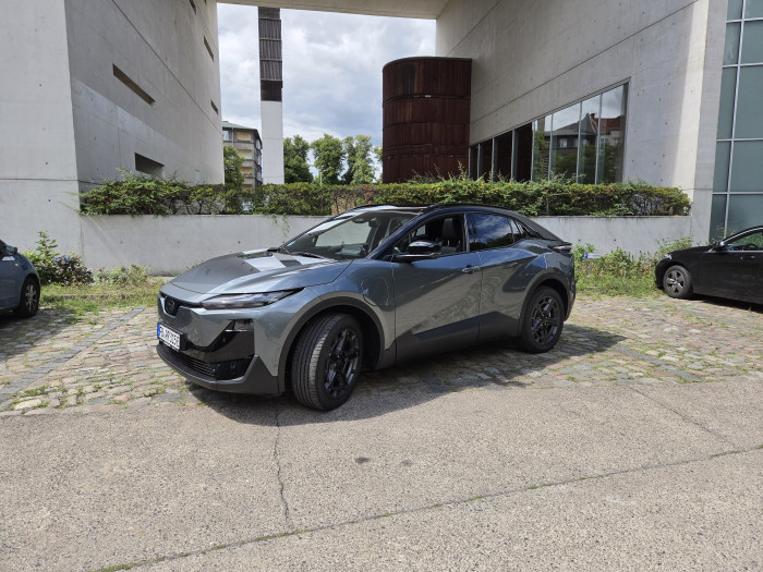 Der Subaru Uncharted sieht auf den ersten Blick fast genauso aus wie sein Schwestermodell Toyota C-HR+. (Bild: Tobias Költzsch/Golem)