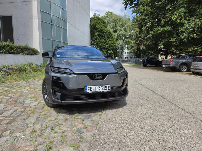 Die Front hat Subaru aber von den Scheinwerfern etwas aggressiver gestaltet. (Bild: Tobias Költzsch/Golem)