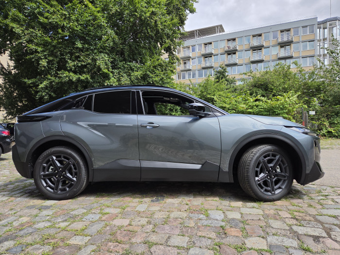 Die Linienführung an den Seiten ist identisch mit der des C-HR+. (Bild: Tobias Költzsch/Golem)
