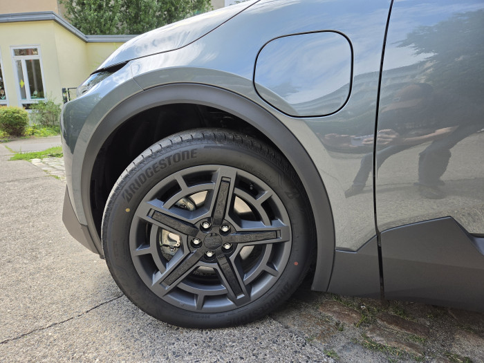 Das Model 77 AWD Platinum Plus kommt auf 20-Zoll-Leichtmetallfelgen. (Bild: Tobias Költzsch/Golem)