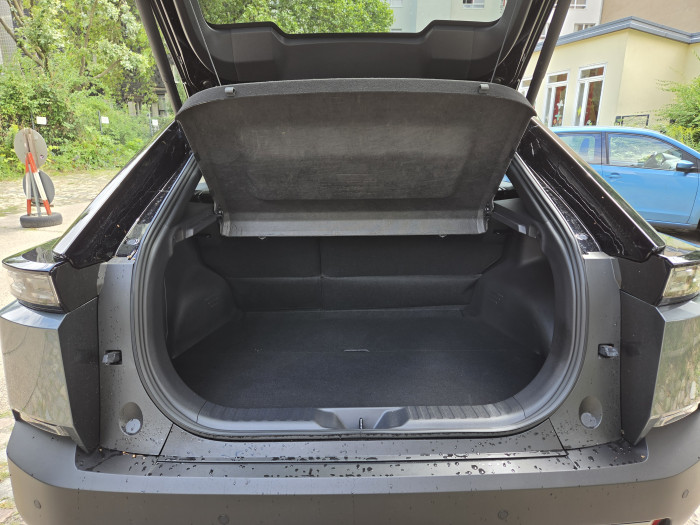 Der Kofferraum ist mit 403 Litern Fassungsvermögen für ein Auto dieser Größe nicht besonders groß. (Bild: Tobias Költzsch/Golem)
