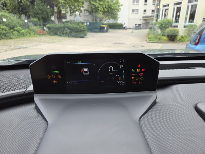 Das Fahrdisplay sitzt im Uncharted unter der Windschutzscheibe und nicht direkt hinter dem Lenkrad. Ungewöhnlich sind die Signallämpchen neben dem eigentlichen Display. (Bild: Tobias Költzsch/Golem)