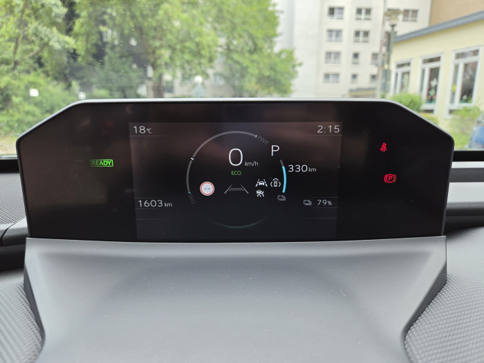 Auf dem Fahrdisplay werden die wichtigsten Informationen angezeigt. (Bild: Tobias Költzsch/Golem)