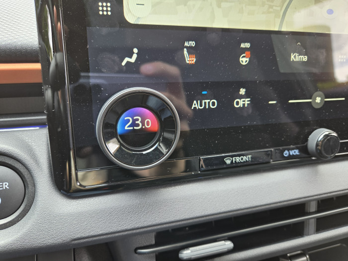 Die Temperatureinstellung der Klimaanlage erfolgt über Rädchen, die direkt auf dem Display angebracht sind - ein netter Effekt. (Bild: Tobias Költzsch/Golem)