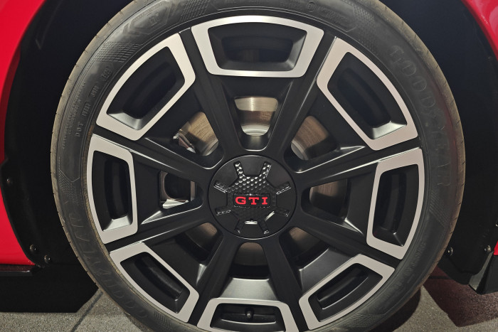 Der ID.3 GTI steht serienmäßig auf 20-Zoll-Leichtmetallrädern. (Foto: Friedhelm Greis/Golem)