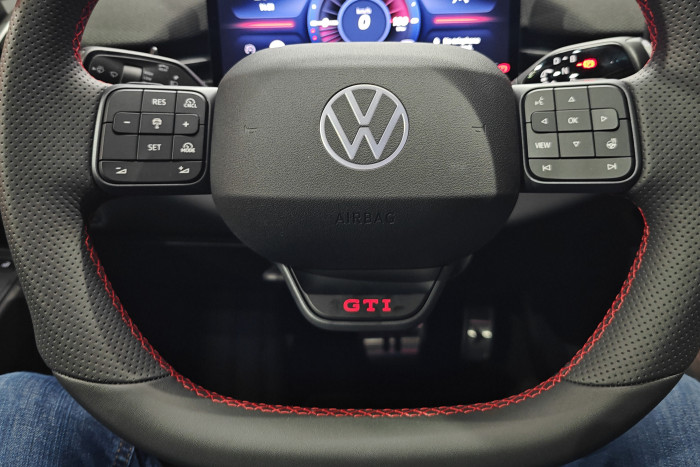 Das Lenkrad ist abgeflacht und hat unten eine GTI-Taste. (Foto: Friedhelm Greis/Golem)