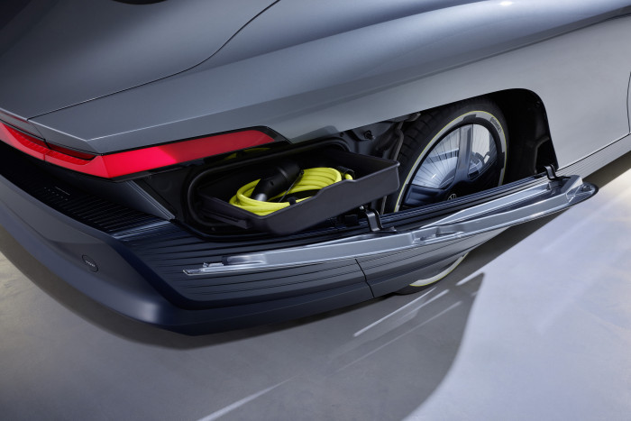 Ein interessantes Detail ist ein Stauraum in der seitlichen Karosserie.  (Foto: VW) 