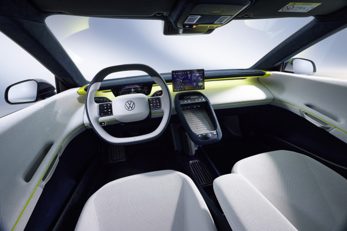 Die Passagiere können jedoch ein eigenes Tablet oder Smartphone anschließen.  (Foto: VW) 