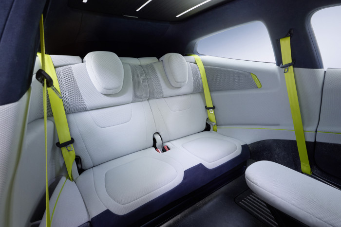 Auf der Rückbank können jedoch nur Personen bis zu einer Größe von 1,6 m Platz nehmen.  (Foto: VW) 