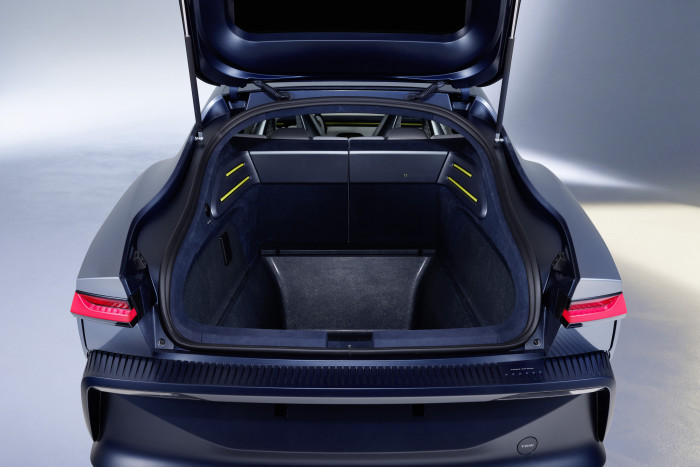 Unter der Kofferraumabdeckung befindet sich weiterer Stauraum.  (Foto: VW) 
