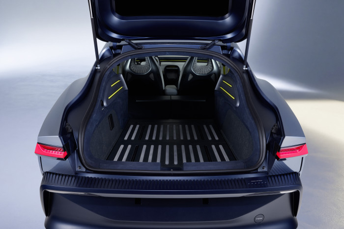 Die Rücksitze lassen sich umklappen.  (Foto: VW) 