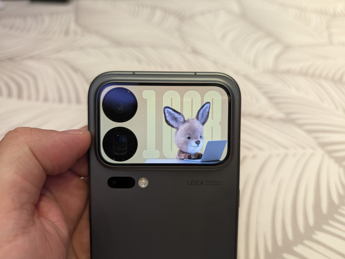 Auf dem Kameradisplay des Xiaomi 18 Pro Max können verschiedene Uhren dargestellt werden. (Bild: Tobias Költzsch/Golem)