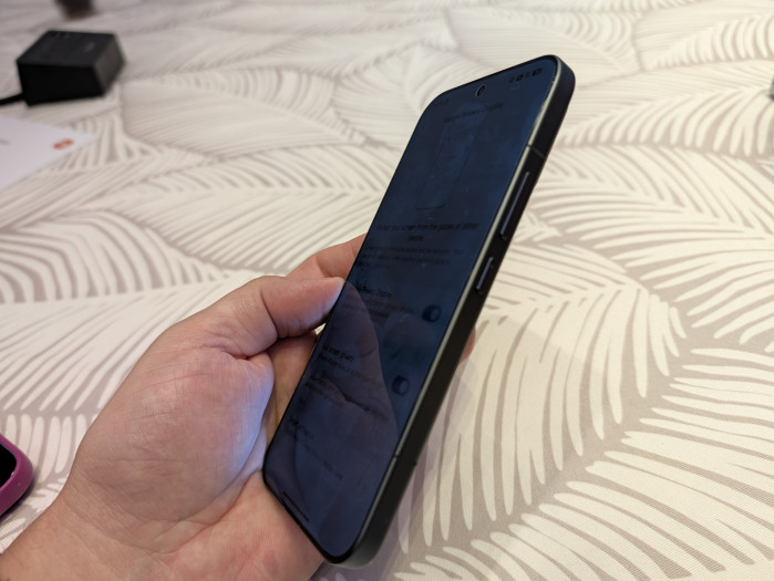 Das Xiaomi 18 Pro Max (Bild: Tobias Költzsch/GolemDas Privacy Display verhindert, dass Bildschirminhalte von der Seite erkannt werden können. (Bild: Tobias Költzsch/Golem)