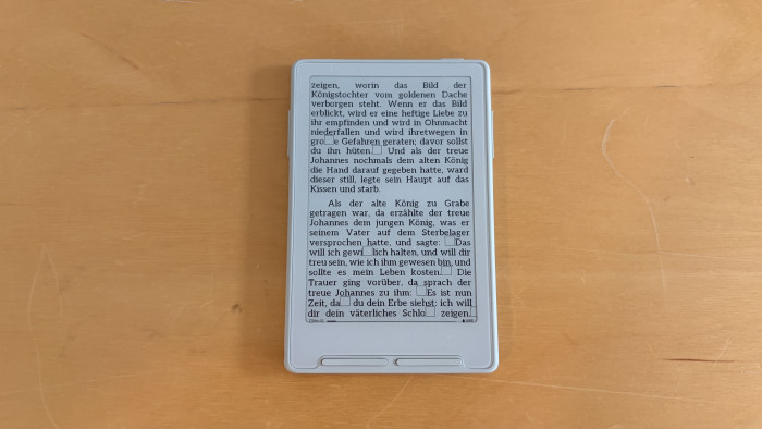 Beim Schriftbild und Umlauten gibt es mit der Xteink-Firmware kleinere Probleme. (Bild: Mike Faust / Golem)