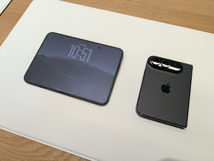 Das iPhone Duo im geöffneten und geschlossenen Zustand (Bild: Tobias Költzsch/Golem)