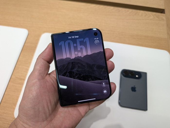 Das Außendisplay hat ein breites Format wie das des Samsung Galaxy Z Fold 8. (Bild: Tobias Költzsch/Golem)