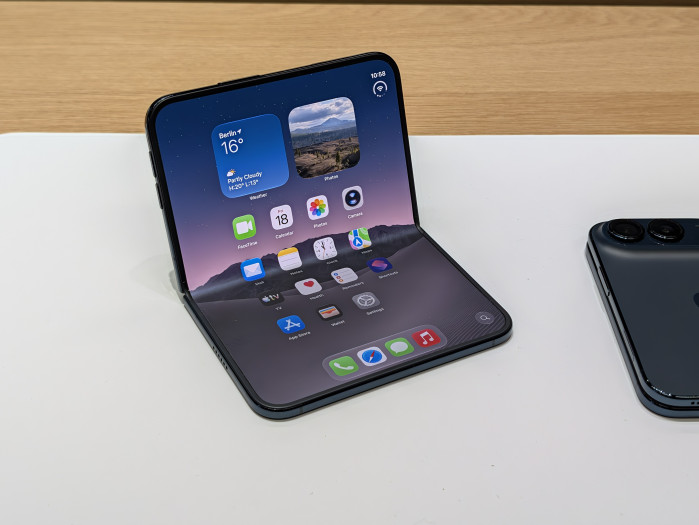 Das iPhone Duo kann wie ein kleiner Laptop aufgestellt werden. (Bild: Tobias Költzsch/Golem)