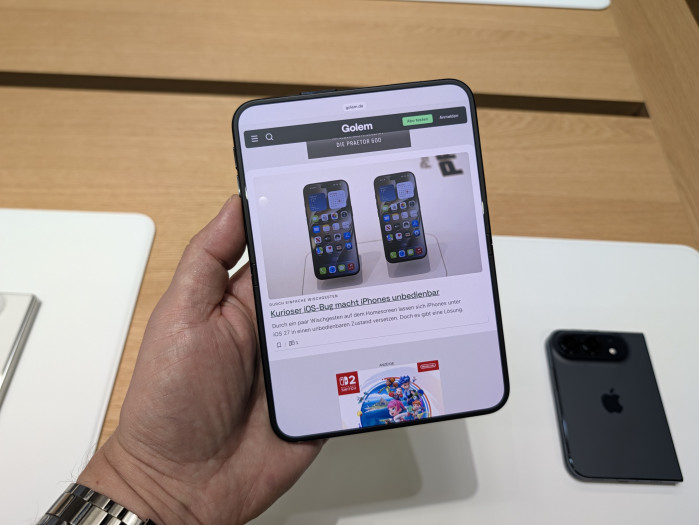 Zum Browsen und Lesen eignet sich das Innendisplay sehr gut. (Bild: Tobias Költzsch/Golem)