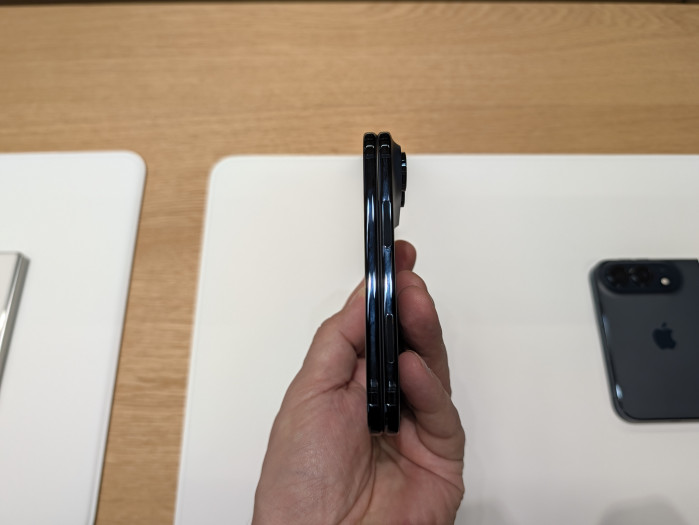 Zusammengeklappt ist das iPhone Duo 11,3 mm dick. (Bild: Tobias Költzsch/Golem)