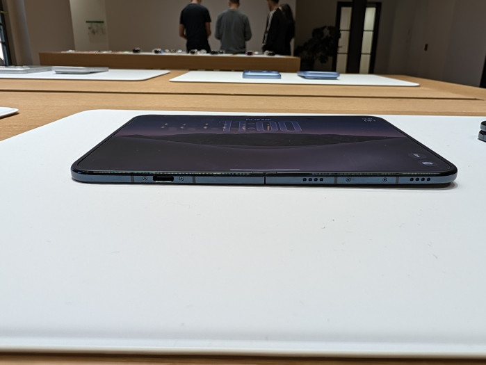 Aufgeklappt ist das iPhone Duo 5,2 mm dick. (Bild: Tobias Költzsch/Golem)