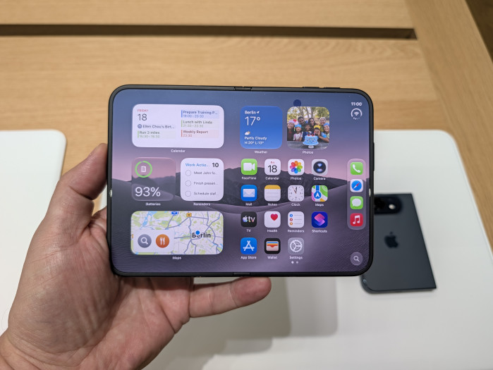 Das aufgeklappte iPhone Duo (Bild: Tobias Költzsch/Golem)