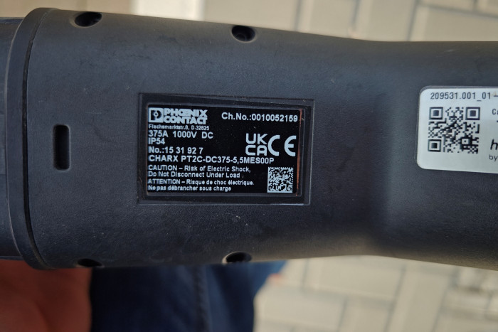 Dem Hersteller zufolge sind die Stecker für 375 Ampere betroffen. Das Typenschild befindet sich auf der Unterseite des Steckers.  (Foto: Friedhelm Greis/Golem)