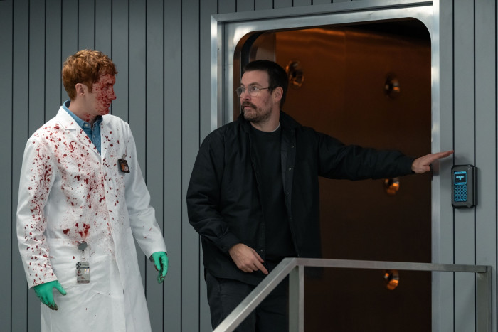 Regisseur Zach Cregger gibt am Set Anweisungen, nachdem die Aufnahme zuvor wohl nicht mit Kunstblut gespart hat. (Bild: Constantin Film)