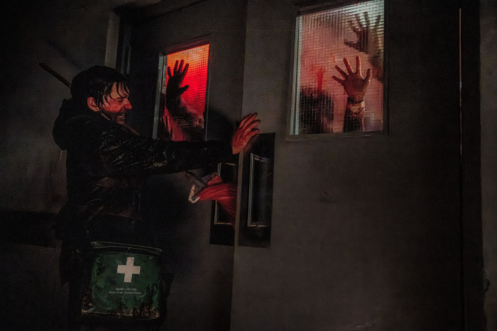 Zombies müssen bitte draußen bleiben – oder drinnen, je nachdem wo Bryan gerade steht. (Bild: Constantin Film)