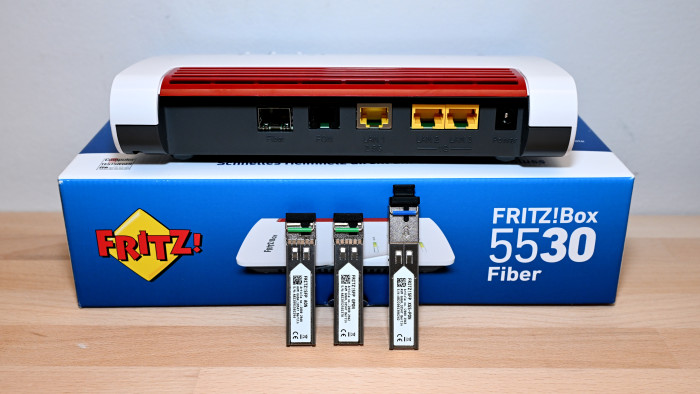 Die Fritzbox 5530 Fiber wird mit zwei Fiber-SFP-Steck-Modulen für AON und GPON in der Schachtel ausgeliefert. Ein weiteres Modul für XGS-PON lässt sich nachkaufen. (Bild: Harald Karcher)
