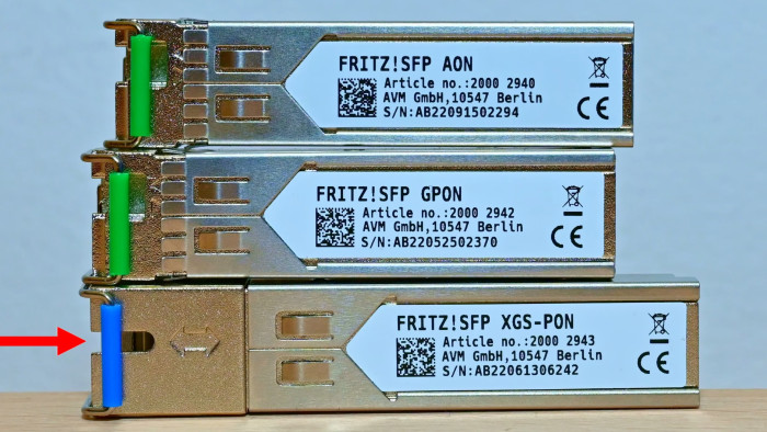 Die älteren Fiber-Fritzboxen der 55xx-Reihe waren/sind noch maximal flexibel: Sie können SFP-Steckmodule für AON (oben), GPON (mittig) oder XGS-PON (unten) aufnehmen – je nach Bedarf und Netz. (Bild: Harald Karcher)