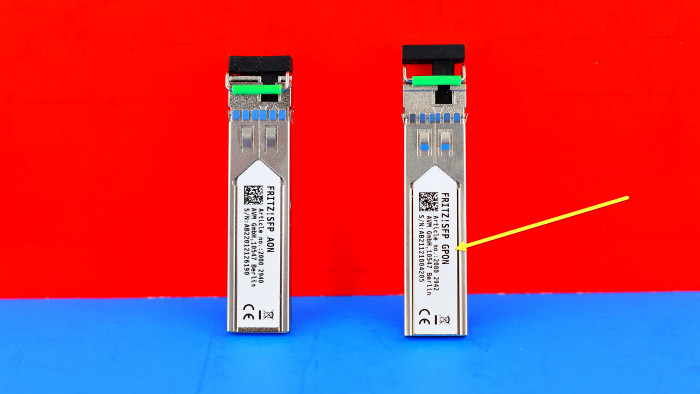 Bei den Fritzboxen 5530 Fiber, 5590 Fiber und 5690 Pro liegen steckbare SFP-Modems für AON (links) und G-PON (rechts) in der Lieferschachtel. (Bild: Harald Karcher)